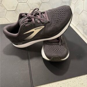 Brooks Ghost 16 Size 9.5 Woman’s Black & White Cushioned Running Walking